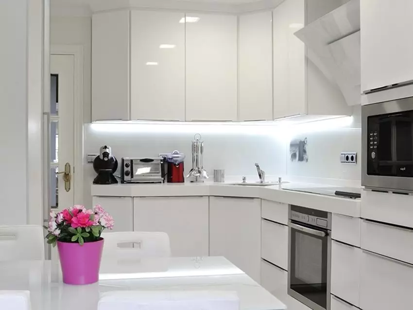 Bucătăriile unghiulare albe (46 fotografii): căști de bucătărie lucioasă și mată în stilul interior, modern și clasic, din MDF și plastic 21179_36
