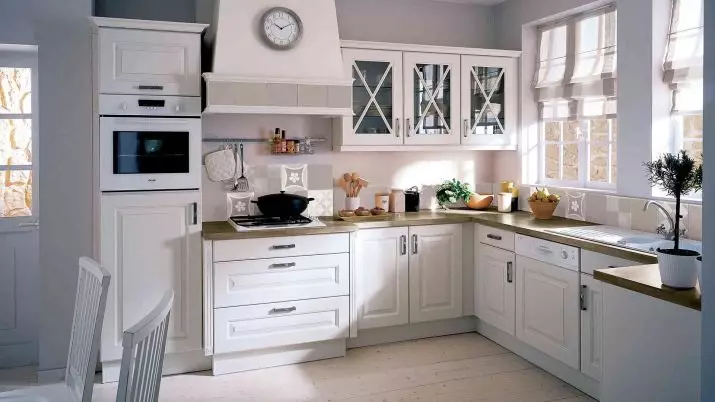 cuines blanques angulars (46 fotos): auriculars cuina brillant i mat a l'interior, d'estil modern i clàssic, de fusta i fibra i plàstic 21179_39