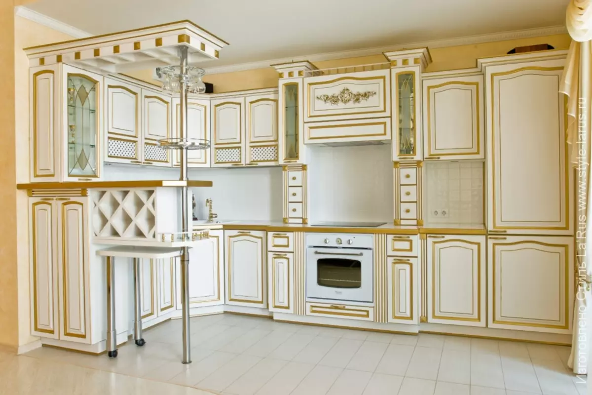 White leņķa virtuves (46 fotogrāfijas): glancēts un matēts virtuves austiņas interjerā, moderns un klasisks stils, no MDF un plastmasas 21179_42