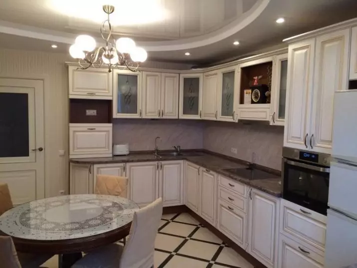 Bílé úhlové kuchyně (46 fotek): lesklé a matné kuchyňské sluchátka v interiéru, moderním a klasickém stylu, z MDF a plastu 21179_43
