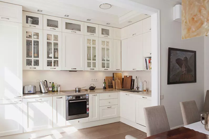 Bucătăriile unghiulare albe (46 fotografii): căști de bucătărie lucioasă și mată în stilul interior, modern și clasic, din MDF și plastic 21179_5