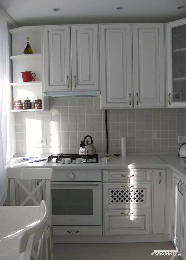 Λευκές γωνιακές κουζίνες (46 φωτογραφίες): Γυαλιστερό και ματ ακουστικά κουζίνας στο εσωτερικό, μοντέρνο και κλασικό στυλ, από το MDF και το πλαστικό 21179_7
