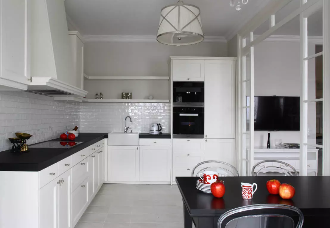 白色角厨房（46张照片）：内部，现代和经典风格的光泽和哑光厨房耳机，来自MDF和塑料 21179_9
