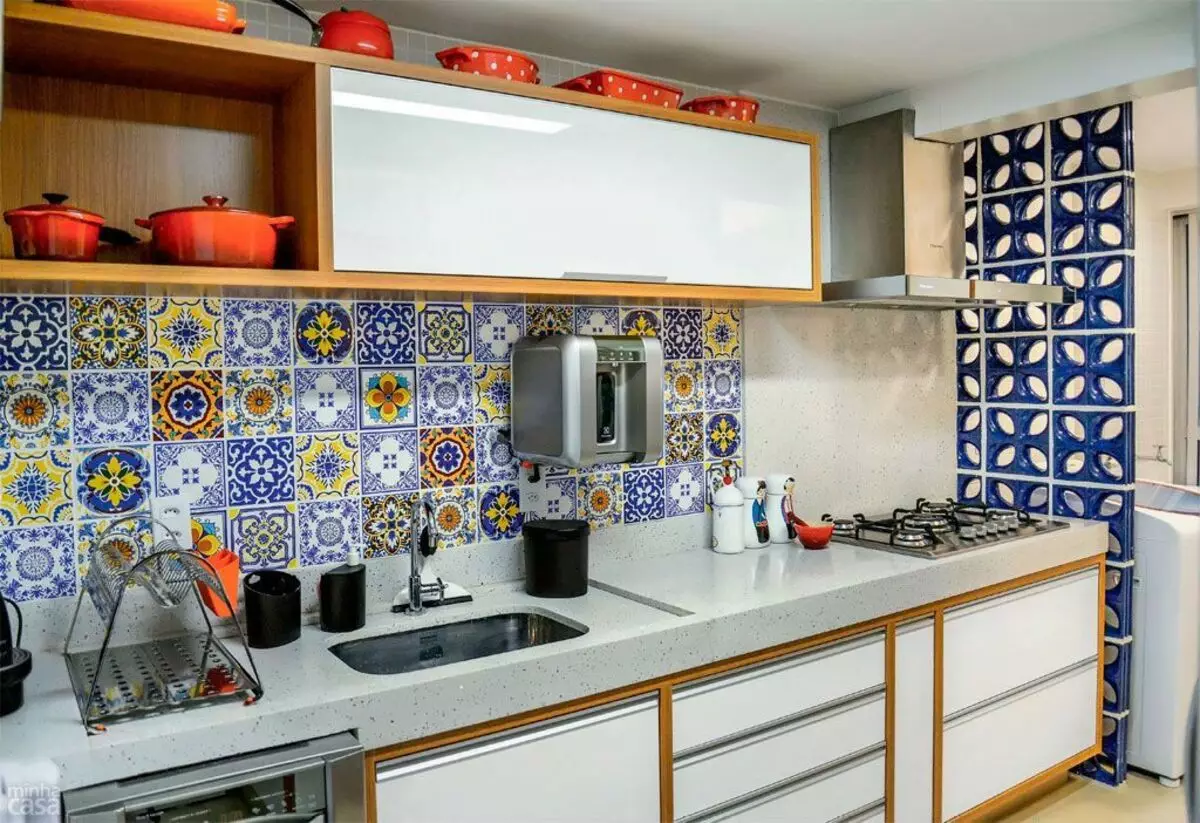 Azulejo de patchwork para delantal en la cocina (39 fotos): Características del estilo, delantal de la cocina en blanco y negro Gamme 21194_10