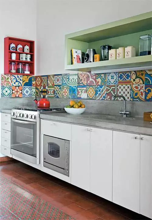 Patchwork Tile- ը գոգնոցի համար խոհանոց (39 լուսանկար). Ոճի առանձնահատկություններ, խոհանոցի գոգնոց սեւ եւ սպիտակ գամմայում 21194_11