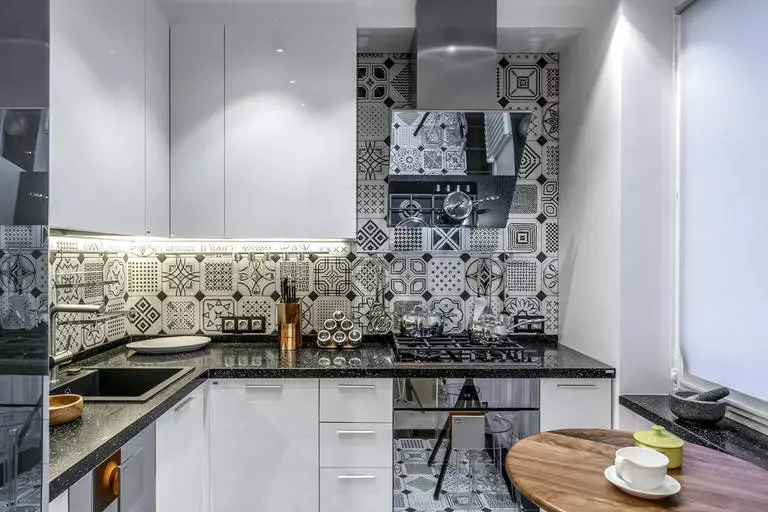 Azulejo de patchwork para delantal en la cocina (39 fotos): Características del estilo, delantal de la cocina en blanco y negro Gamme 21194_16