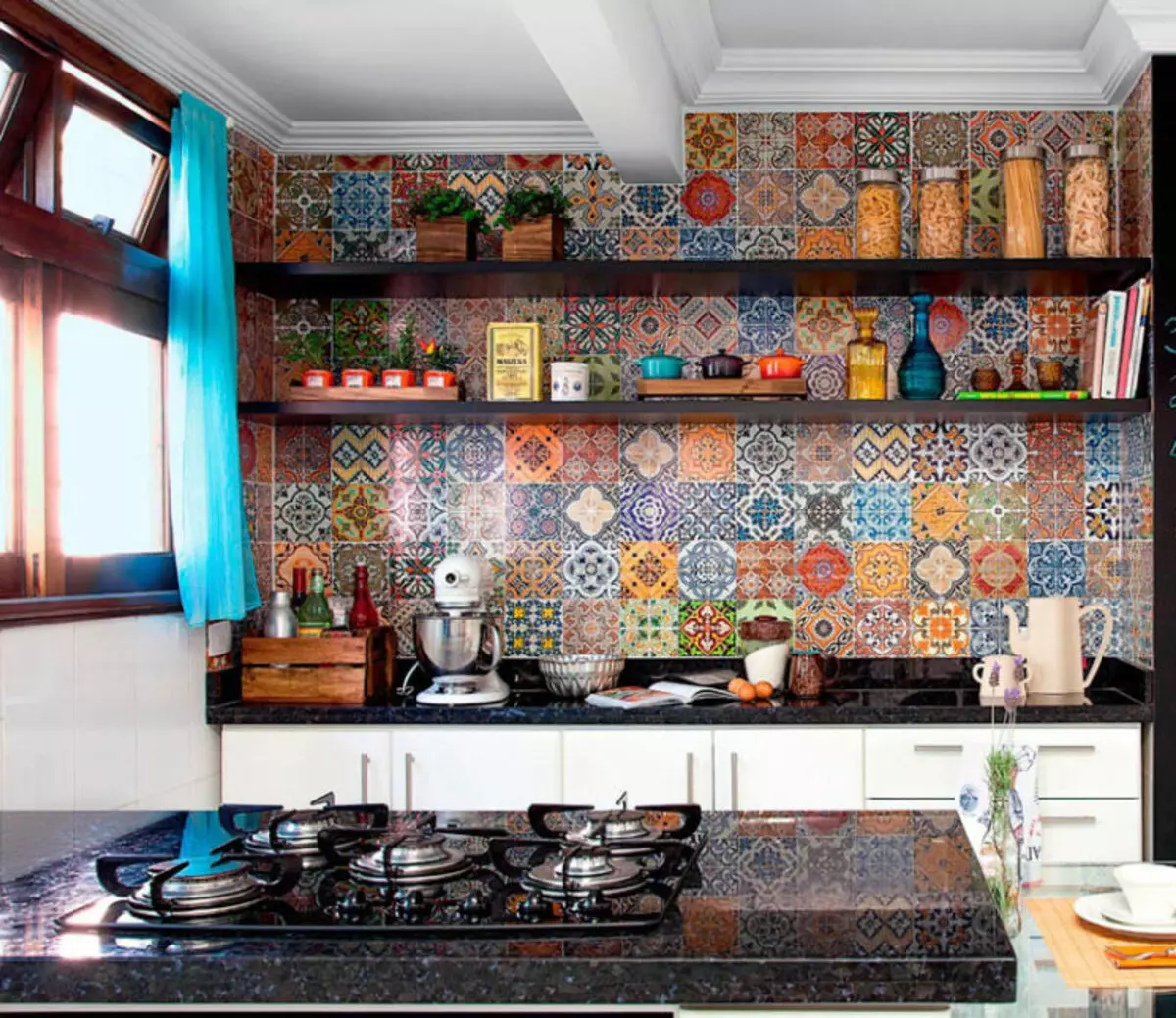 Patchwork Tile- ը գոգնոցի համար խոհանոց (39 լուսանկար). Ոճի առանձնահատկություններ, խոհանոցի գոգնոց սեւ եւ սպիտակ գամմայում 21194_17