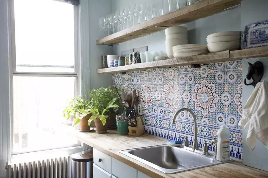 Azulejo de patchwork para delantal en la cocina (39 fotos): Características del estilo, delantal de la cocina en blanco y negro Gamme 21194_18