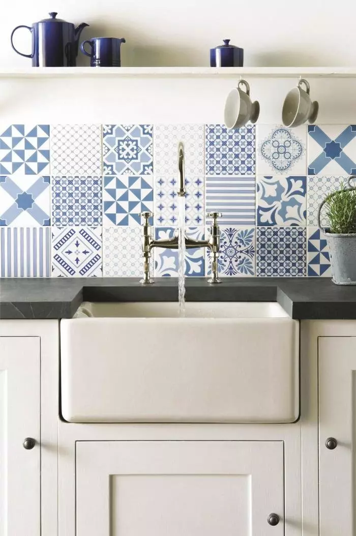 Azulejo de patchwork para delantal en la cocina (39 fotos): Características del estilo, delantal de la cocina en blanco y negro Gamme 21194_21