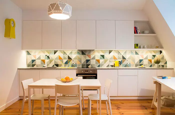 Azulejo de patchwork para delantal en la cocina (39 fotos): Características del estilo, delantal de la cocina en blanco y negro Gamme 21194_24