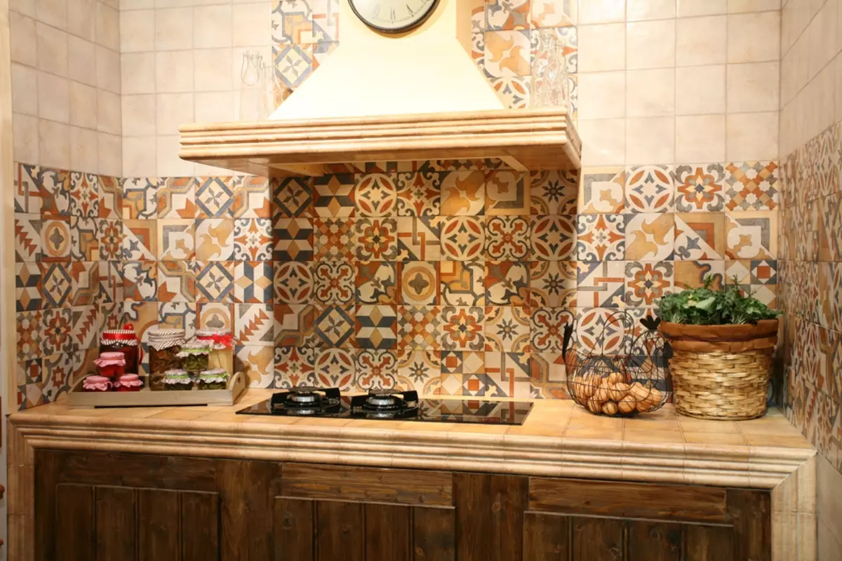 Patchwork Tile- ը գոգնոցի համար խոհանոց (39 լուսանկար). Ոճի առանձնահատկություններ, խոհանոցի գոգնոց սեւ եւ սպիտակ գամմայում 21194_25