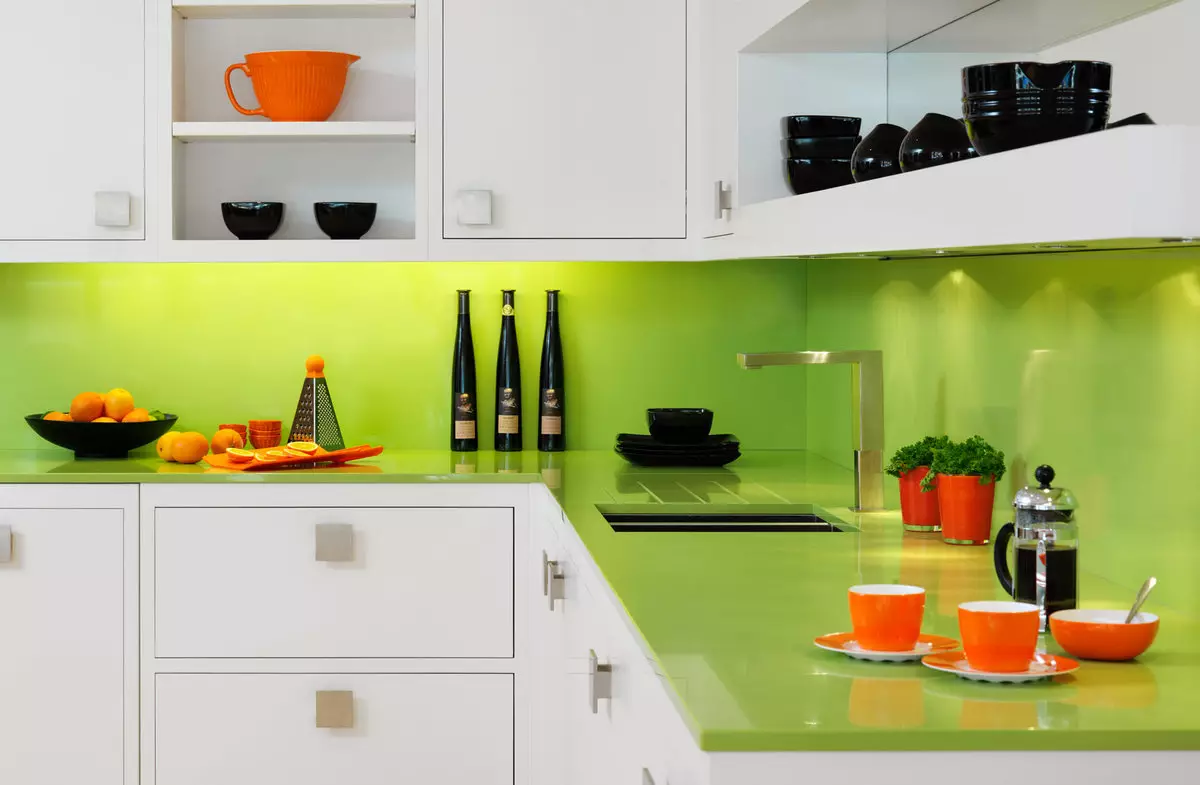 स्वयंपाकघर (56 फोटो) साठी ऍप्रॉनचे रंग: राखाडी, बेज आणि तपकिरी स्वयंपाकघरसाठी रंग निवडा. संयुक्त पांढरा, हिरवा आणि लाल aprons काय आहे? हेडसेट अंतर्गत रंग कसे उचलायचे? 21197_45