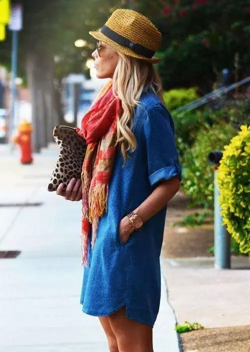 سکارف اور ٹوپی کے ساتھ مجموعہ میں مختصر شرٹ لباس