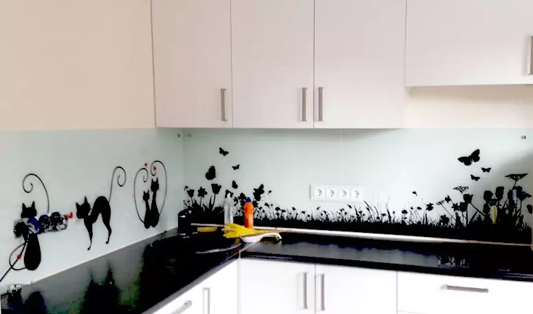 Фартухи для кухні з МДФ (65 фото): стінові кухонні панелі з малюнком і фотодруком, варіанти обробки під плитку і дерево 21205_17