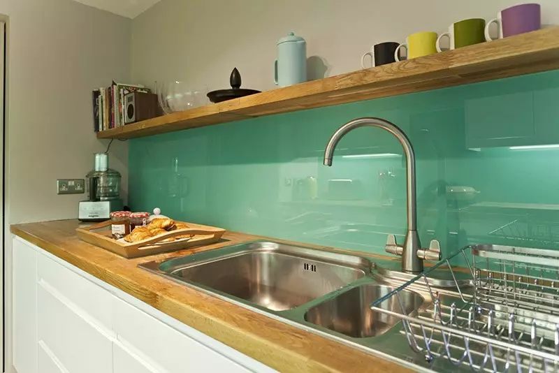 Фартухи для кухні з МДФ (65 фото): стінові кухонні панелі з малюнком і фотодруком, варіанти обробки під плитку і дерево 21205_46