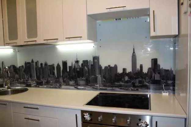 Panno in cucina (36 foto): pannello sul muro di mosaico e pannelli in ceramica, photoconduvo e pannelli decorativi da cucina in vetro, altre opzioni 21207_12