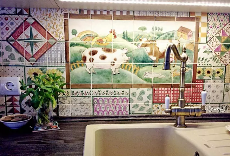 Panno in cucina (36 foto): pannello sul muro di mosaico e pannelli in ceramica, photoconduvo e pannelli decorativi da cucina in vetro, altre opzioni 21207_15