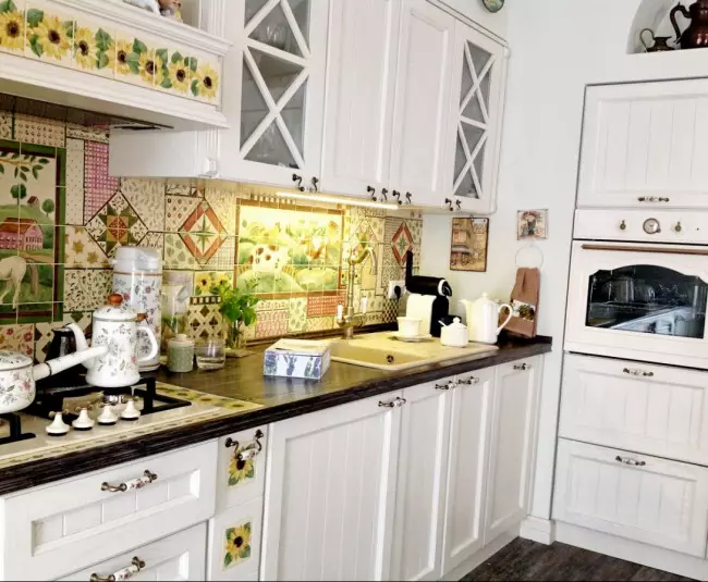 Panno in cucina (36 foto): pannello sul muro di mosaico e pannelli in ceramica, photoconduvo e pannelli decorativi da cucina in vetro, altre opzioni 21207_17