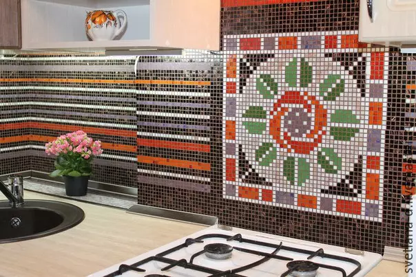 Panno in cucina (36 foto): pannello sul muro di mosaico e pannelli in ceramica, photoconduvo e pannelli decorativi da cucina in vetro, altre opzioni 21207_18