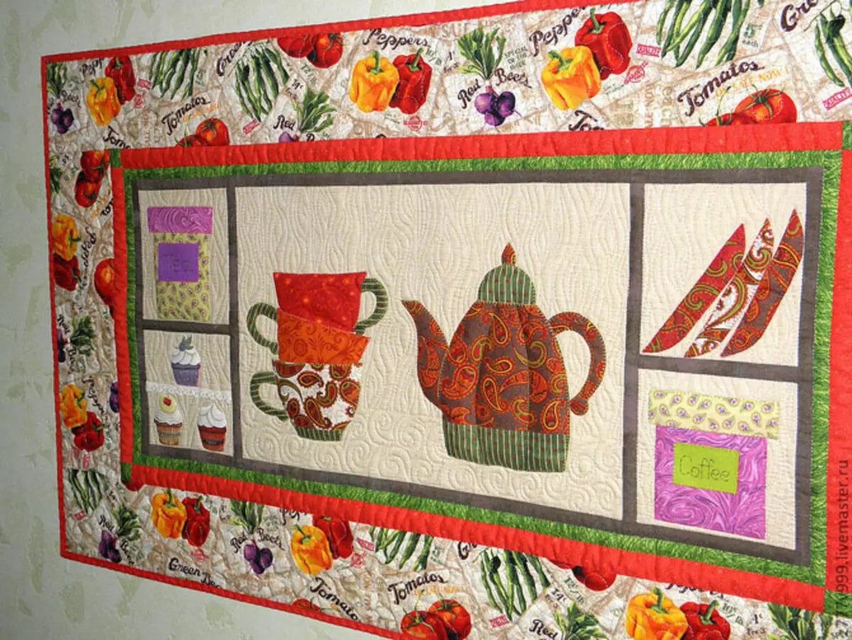 Panno in cucina (36 foto): pannello sul muro di mosaico e pannelli in ceramica, photoconduvo e pannelli decorativi da cucina in vetro, altre opzioni 21207_26