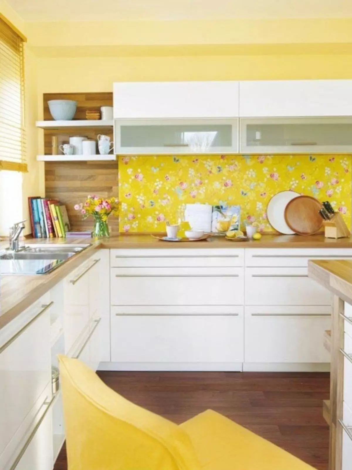 Бело желтая кухня. Кухня в желтом цвете. Кухня с желтым фартуком. Желтый цвет в интерьере кухни. Желтая кухня в интерьере.
