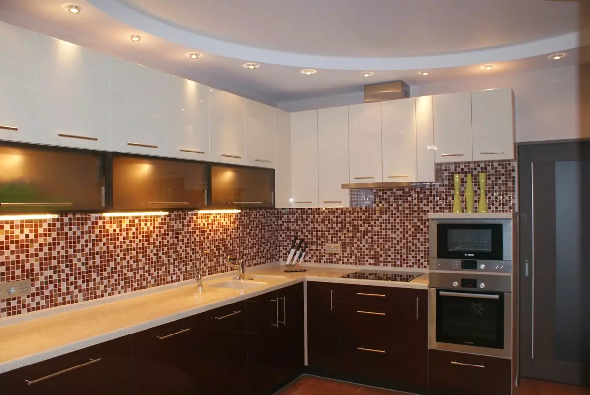 Daudzlīmeņu griesti virtuvē (42 fotogrāfijas): daudzlīmeņu griestu plusi un mīnusi, dupleksa un trīs līmeņu griestu dizaina iespējas 21212_16
