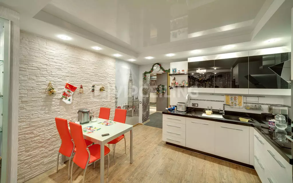 Daudzlīmeņu griesti virtuvē (42 fotogrāfijas): daudzlīmeņu griestu plusi un mīnusi, dupleksa un trīs līmeņu griestu dizaina iespējas 21212_21