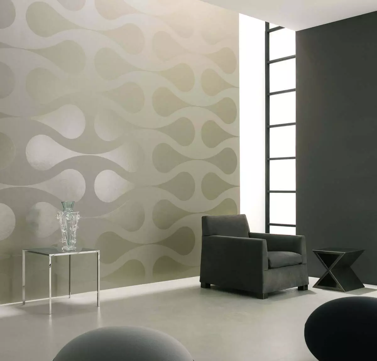 Wallpaper moden di dewan (70 foto): Wallpaper bergaya 2021 di dinding di bahagian dalam ruang tamu. Apa warna dalam fesyen sekarang? Bagaimana untuk gam? 21220_10