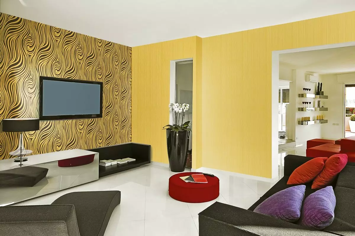 Papéis de parede modernos no corredor (70 fotos): Papel de parede elegante 2021 nas paredes no interior da sala de estar. Quais cores estão na moda agora? Como colar? 21220_38