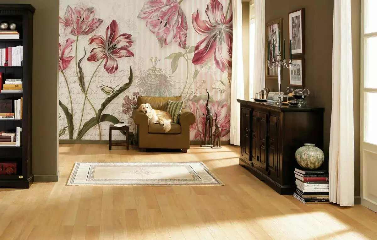 Tapeta v hale (162 fotografií): Krásná tapeta na zdi v obývacím pokoji 2021, přehled o možnosti stylu Provence, vybrat tmavé, šedé a jiné barvy tapet 21224_3