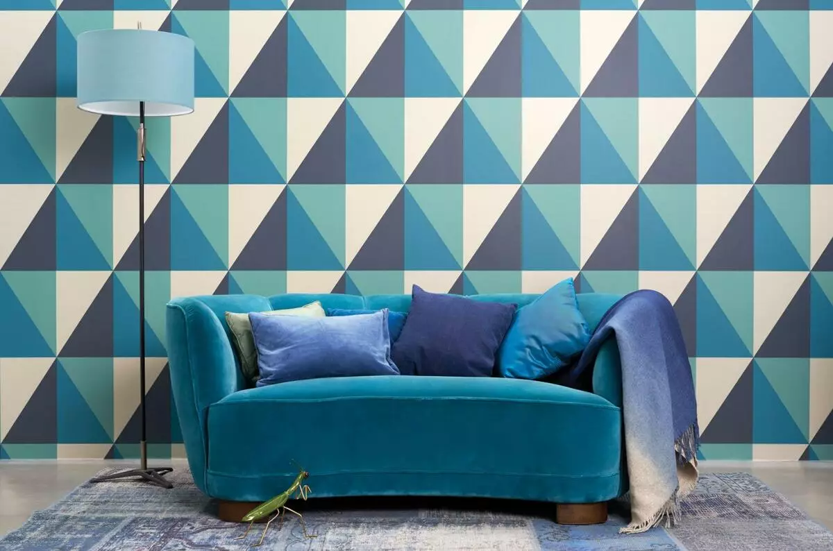 Tapeta v hale (162 fotografií): Krásná tapeta na zdi v obývacím pokoji 2021, přehled o možnosti stylu Provence, vybrat tmavé, šedé a jiné barvy tapet 21224_99