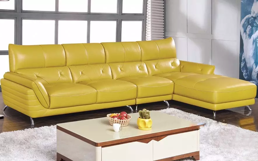 Ādas dīvāni dzīvojamā istabā (28 fotogrāfijas): interjera dizains ar lielu elites brūnu un citu krāsu ādas dīvāniem 21230_25