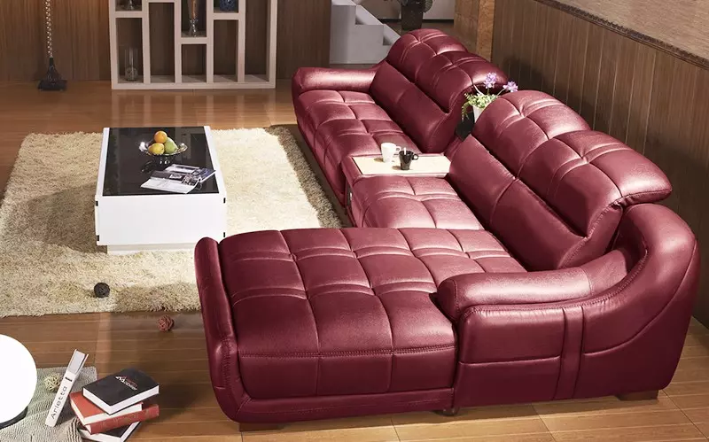 Leather Sofas sa living room (28 mga larawan): Interior design na may malaking elite brown at iba pang mga kulay na katad na supa 21230_7