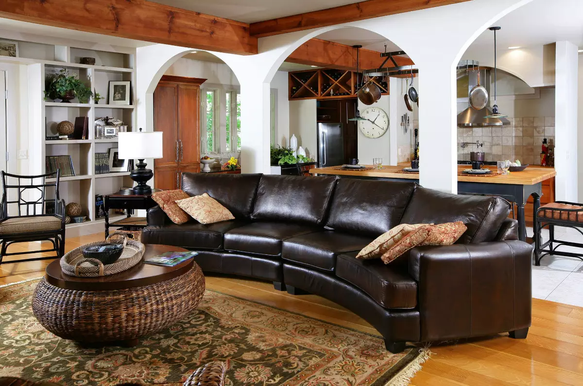 Sofás de coiro na sala de estar (28 fotos): deseño de interiores con gran elite marrón e outros sofás de coiro de cor 21230_8