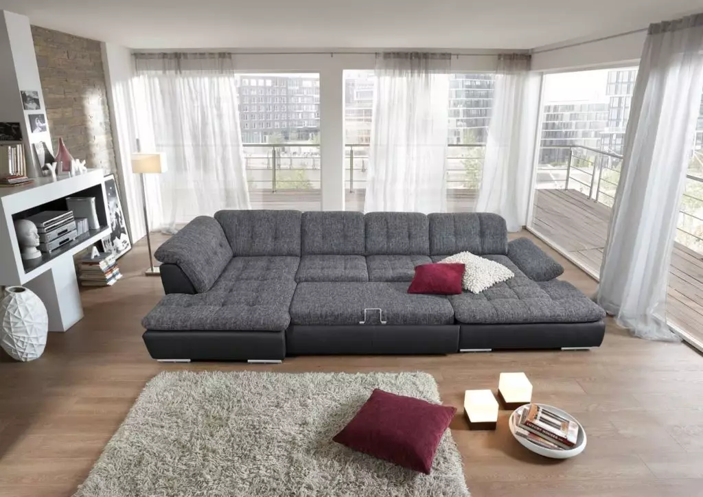 Nagy kanapé a nappaliban (42 fotók): válasszon nagy egyenes vonalak és P-alakú összecsukható kanapék 3, 4 méter 21234_10