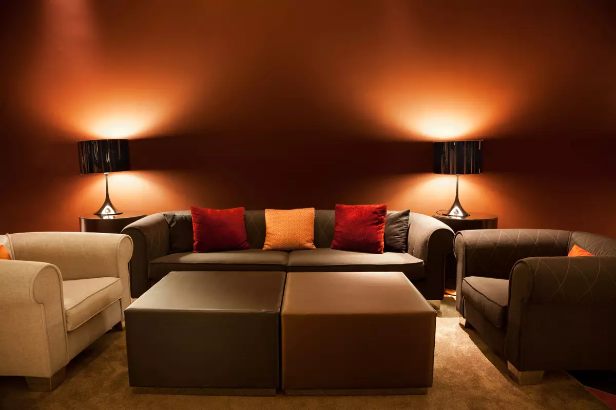 Hvordan lage en vegg i stuen over sofaen? 49 Bilder Hvordan og hvordan dekorere veggen i hallen? Accent Wall Design Ideas over sofaen 21236_40