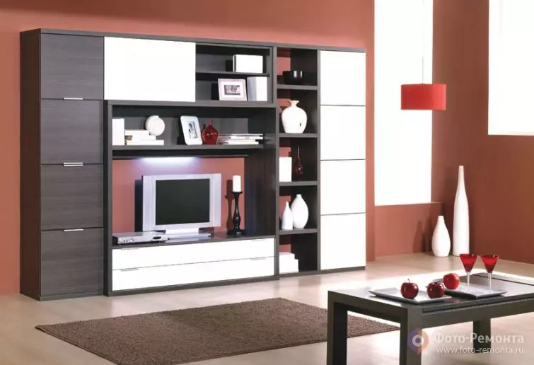 Moderné diapozitívy pre obývaciu izbu (74 fotografií): modulárne a iné posuvné steny v miestnosti v modernom štýle. Módne nezvyčajné novinky 21238_50