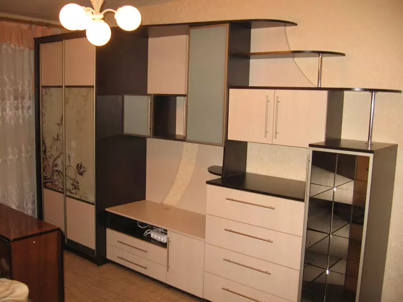 Moderné diapozitívy pre obývaciu izbu (74 fotografií): modulárne a iné posuvné steny v miestnosti v modernom štýle. Módne nezvyčajné novinky 21238_64
