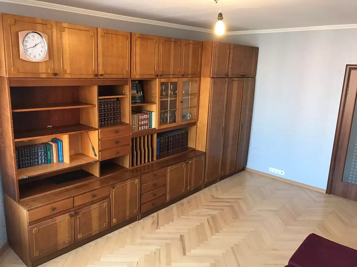 Gorki im Wohnzimmer (95 Fotos): Wählen Sie Kabinette für Gerichte und unter dem Fernseher in der Halle. Schieben Sie Wände im Stil des Klassikers und anderer 21243_2