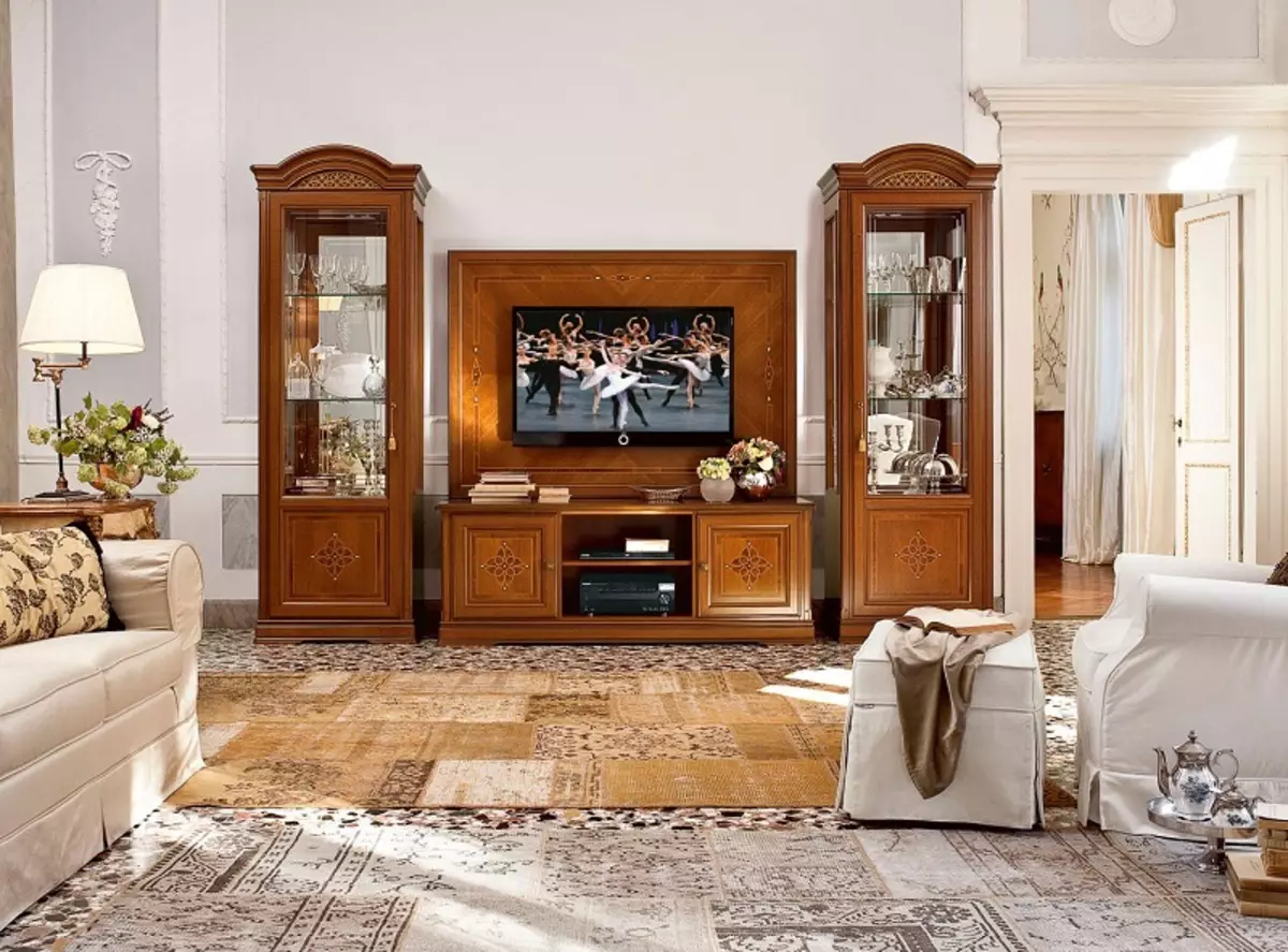 Itālijas sienas dzīvojamā istabā (28 fotogrāfijas): izvēlieties sienas klasiskās un modernās no Itālijas stila stilā 21246_19