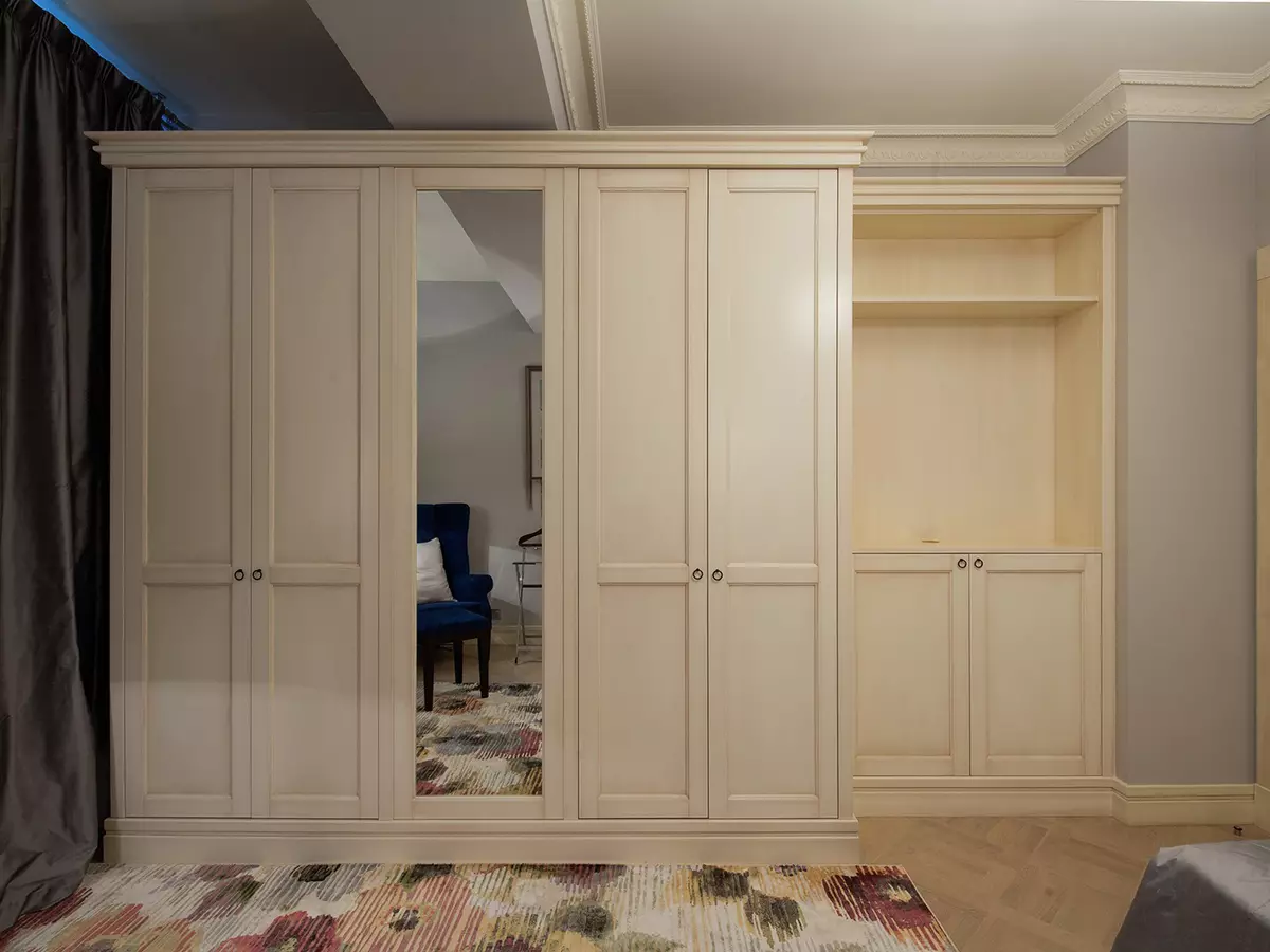 客厅里的橱柜（69张照片）：整个墙壁上的衣柜在大厅和摆动内置衣柜，半径现代橱柜和其他型号 21248_12
