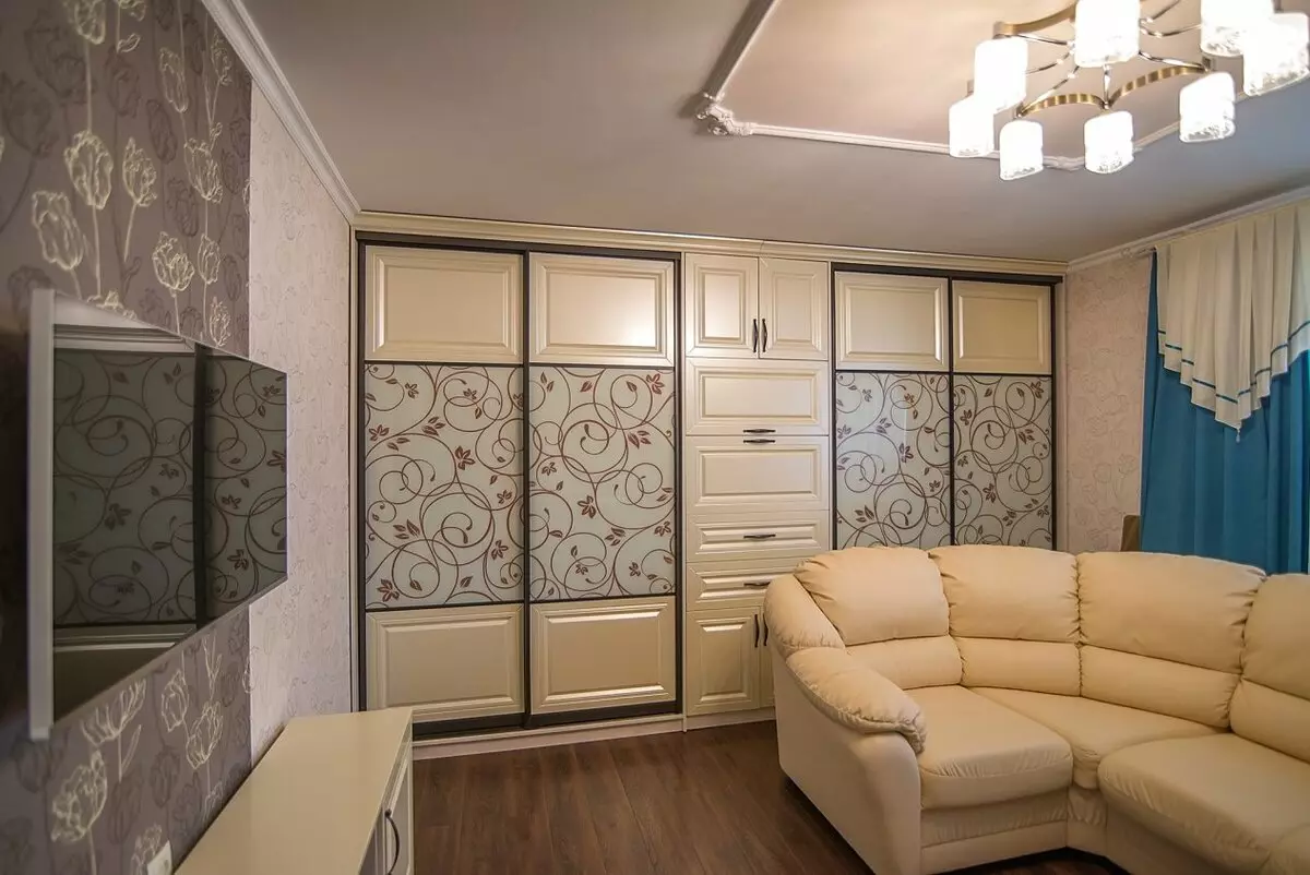 Шкафове в хола (69 снимки): гардероб на цялата стена в залата и вградени гардероби, радиус съвременен шкаф и други модели 21248_43