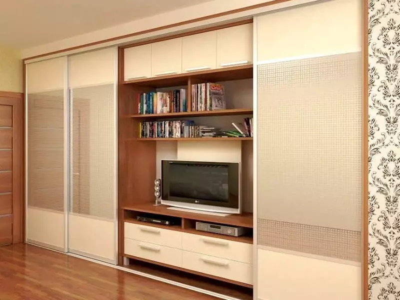 Ormar garderobe u cijelom zidu u dnevnoj sobi (61 fotografije): ugrađena garderoba s televizorom iznutra u unutrašnjosti, dizajn zrcalnog ormara za hodnik 21250_17