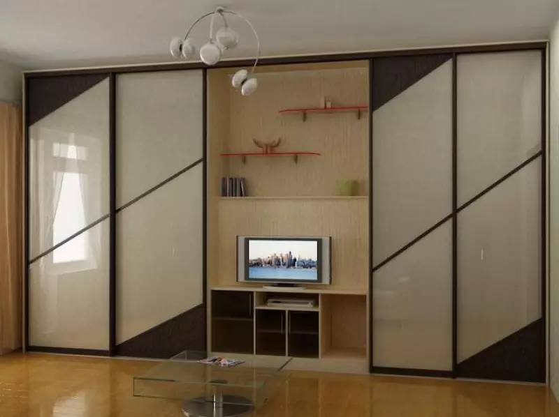 Szafa szafa w całej ścianie w salonie (61 zdjęć): wbudowana szafa z telewizorem wewnątrz wnętrza, projektowanie szafy lustrzanej dla hali 21250_32