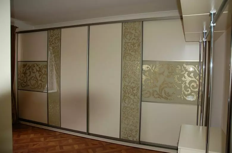 Ormar garderobe u cijelom zidu u dnevnoj sobi (61 fotografije): ugrađena garderoba s televizorom iznutra u unutrašnjosti, dizajn zrcalnog ormara za hodnik 21250_41