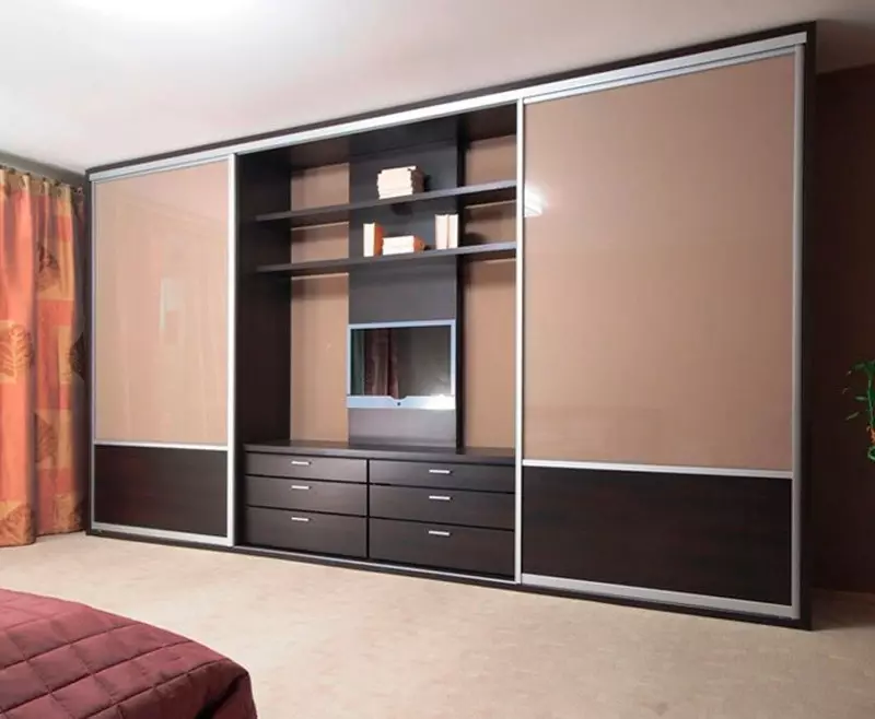 Tủ quần áo tủ quần áo trên toàn bộ bức tường trong phòng khách (61 ảnh): Tủ quần áo tích hợp với TV bên trong trong nội thất, thiết kế tủ gương cho một hội trường 21250_45