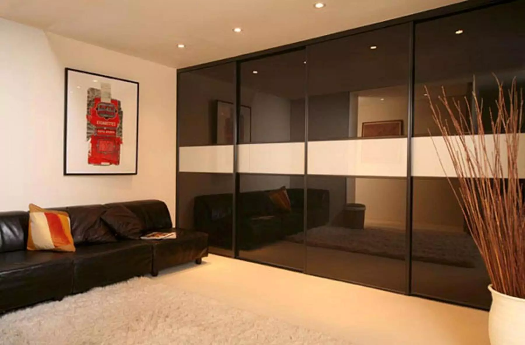 Ormar garderobe u cijelom zidu u dnevnoj sobi (61 fotografije): ugrađena garderoba s televizorom iznutra u unutrašnjosti, dizajn zrcalnog ormara za hodnik 21250_49
