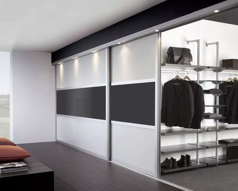 Tủ quần áo tủ quần áo trên toàn bộ bức tường trong phòng khách (61 ảnh): Tủ quần áo tích hợp với TV bên trong trong nội thất, thiết kế tủ gương cho một hội trường 21250_54
