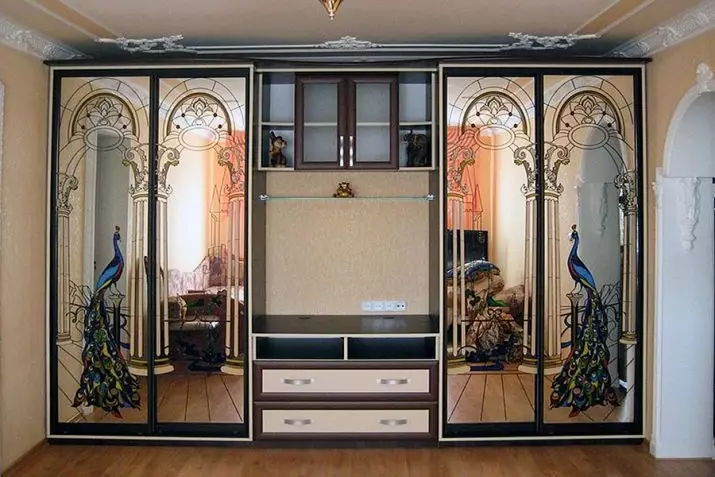 Ormar garderobe u cijelom zidu u dnevnoj sobi (61 fotografije): ugrađena garderoba s televizorom iznutra u unutrašnjosti, dizajn zrcalnog ormara za hodnik 21250_61