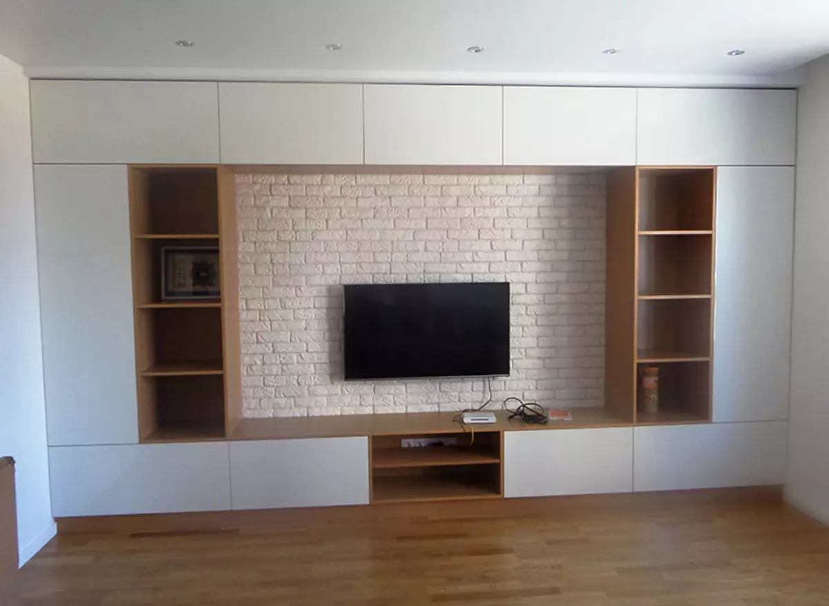 Гардероба во дневната соба под телевизорот (42 фотографии): Изберете го кабинетот на целиот ѕид во салата, аголна приврзаност и вградена гардероба 21258_24